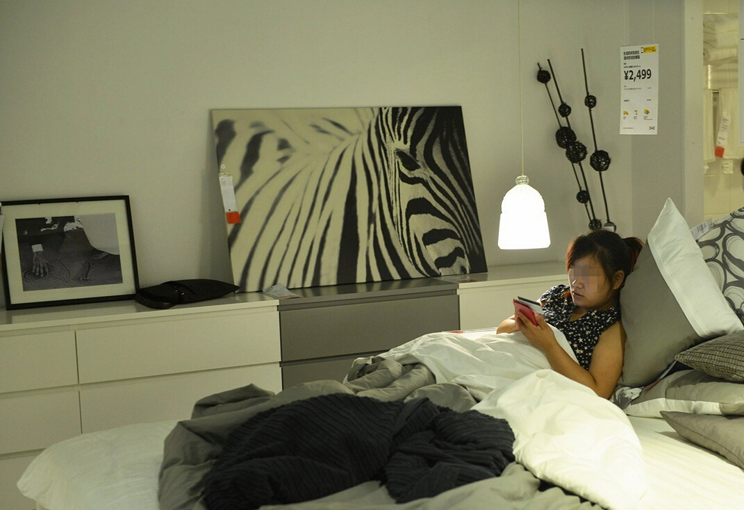 8月4日，杭州，“蹭涼族”在宜家杭州店的沙發(fā)或床鋪上休息。