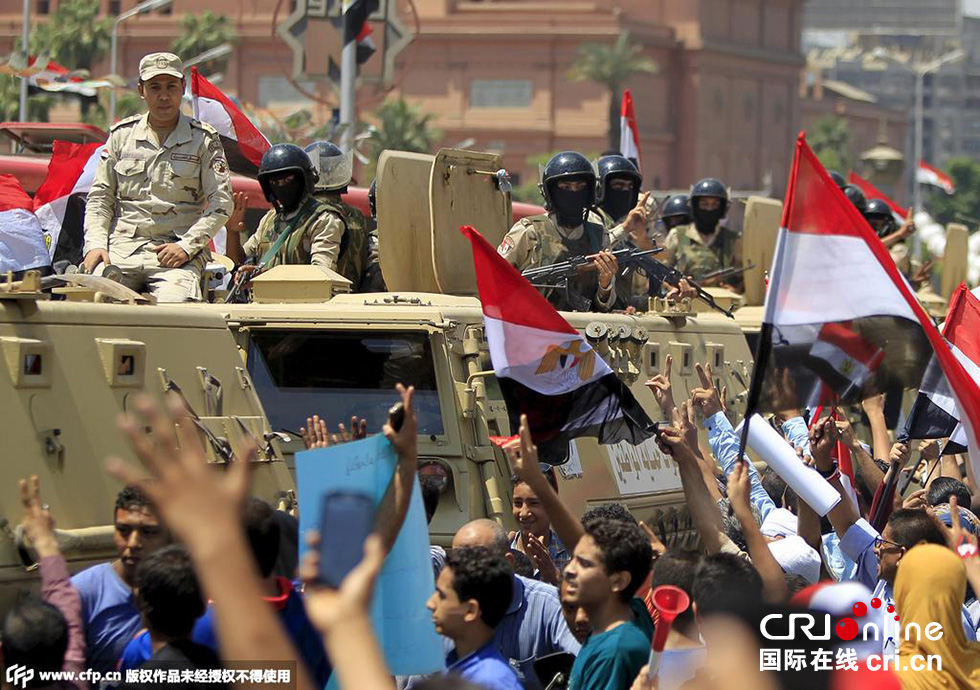 當(dāng)?shù)貢r(shí)間2015年8月6日，埃及開(kāi)羅，民眾集會(huì)慶祝新蘇伊士運(yùn)河開(kāi)通。圖片來(lái)源:CFP