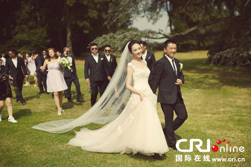 李小冉比利時(shí)辦婚禮 朱丹、鐘欣潼、應(yīng)采兒做伴娘