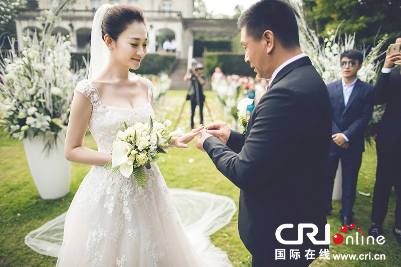 李小冉比利時(shí)辦婚禮 朱丹、鐘欣潼、應(yīng)采兒做伴娘