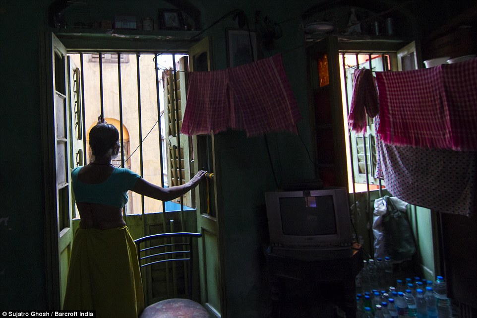 72歲的Maya Banarjee說：“我已經(jīng)太老了，但是我不會離開?！? complete=