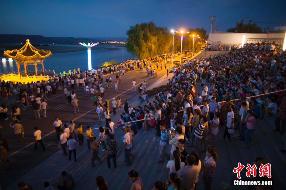 數(shù)萬(wàn)民眾前來(lái)黃河邊觀看河燈。 張?jiān)?攝