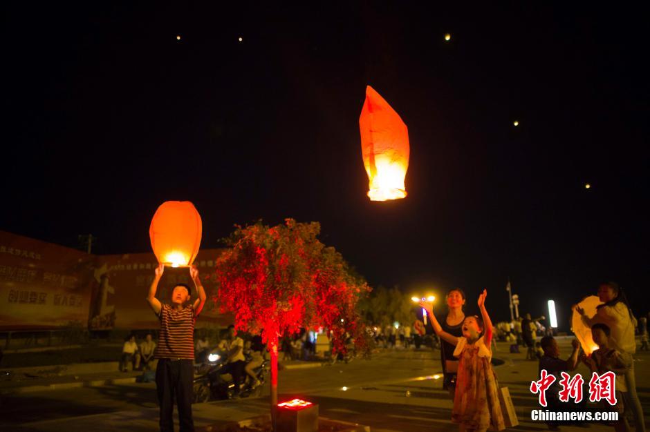 民眾燃起孔明燈助興。 張?jiān)?攝