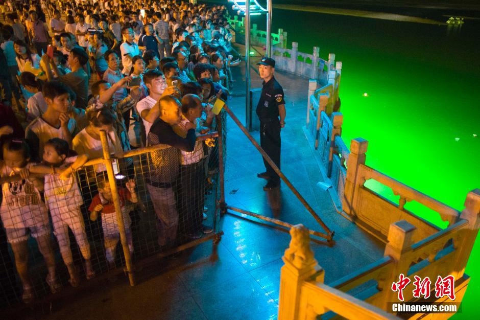 特警為河燈節(jié)保駕護(hù)航。 張?jiān)?攝