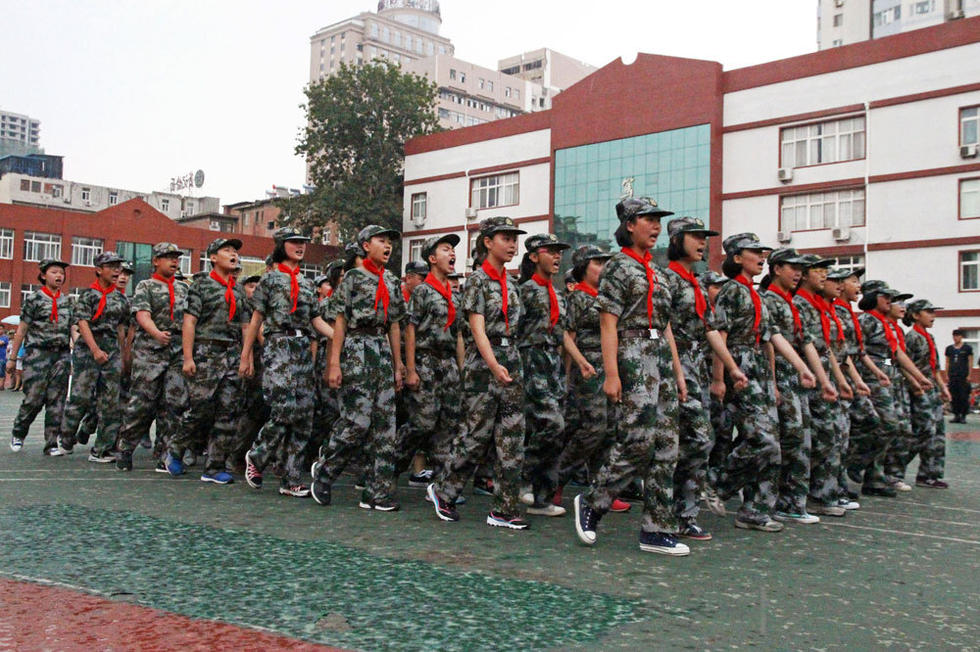 同學(xué)們?cè)谟曛袌?jiān)持完成了會(huì)操表演。