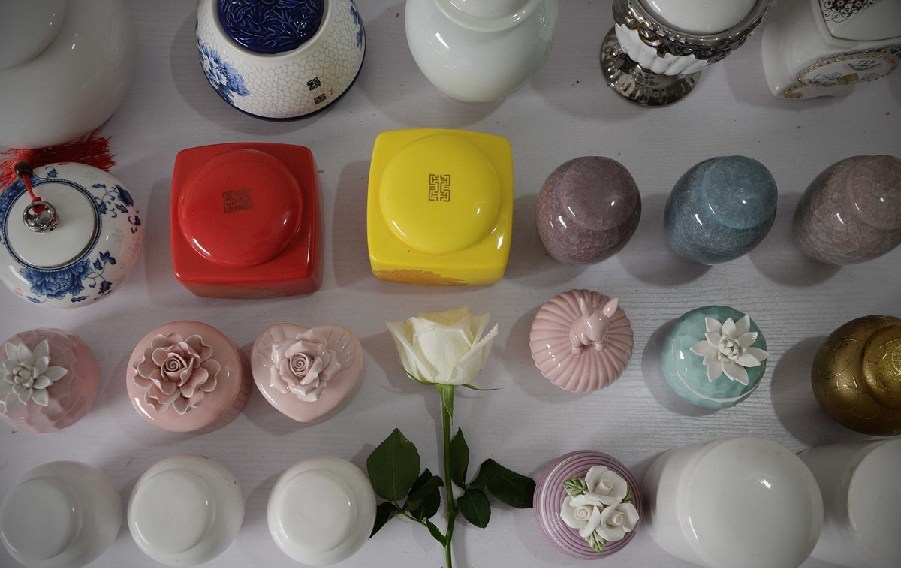 各種陶瓷罐是用來(lái)裝寵物骨灰的。