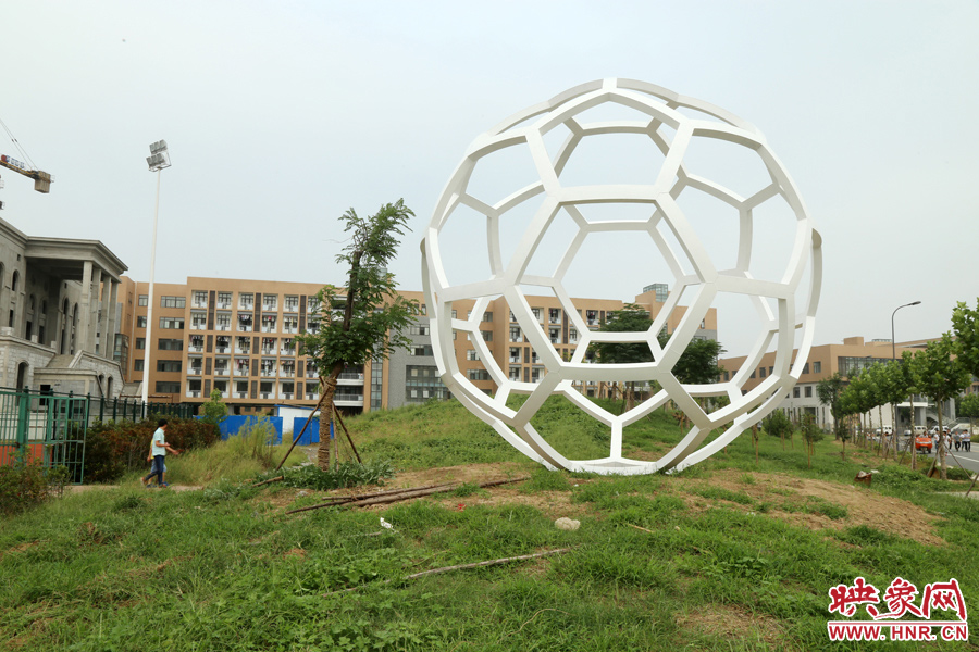 這是一座多邊形曲面藝術品，直徑約6米，剛剛建成，目前還沒有命名。