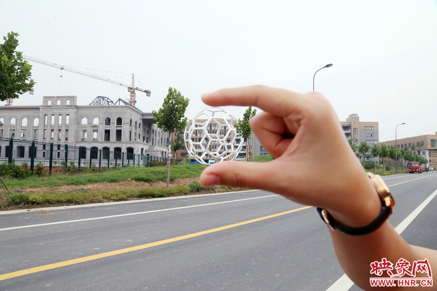 一名女生在拍創(chuàng)意照片。