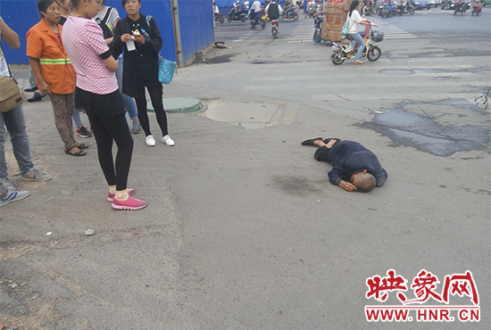 老人倒地后無人敢扶，過路市民拍照作證。