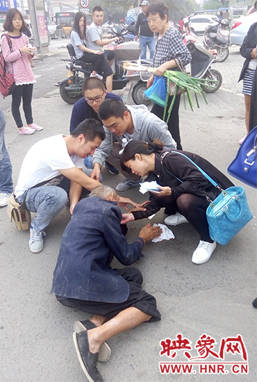 一些愛心市民在撥打了110和120后，上前給老人擦臉上的血跡。