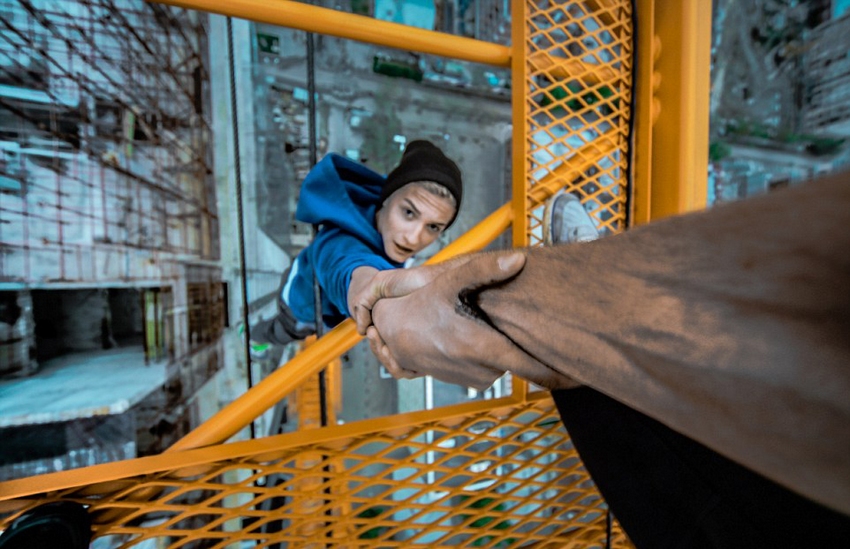 恐高癥慎入！俄羅斯小伙高空跑酷炫特技驚險(xiǎn)萬分