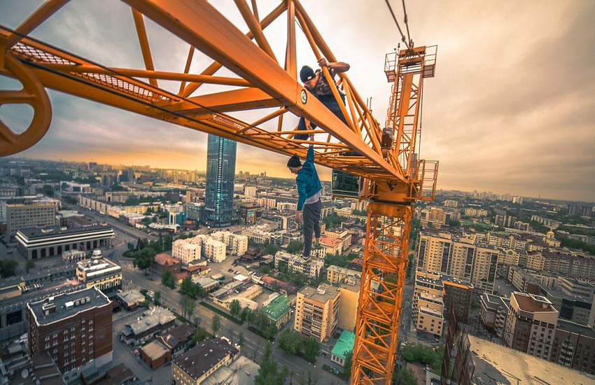 恐高癥慎入！俄羅斯小伙高空跑酷炫特技驚險(xiǎn)萬分