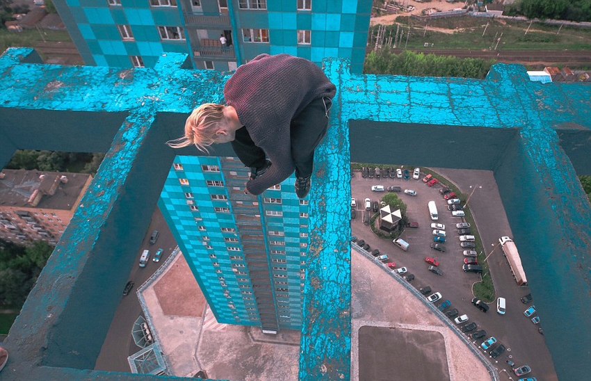 恐高癥慎入！俄羅斯小伙高空跑酷炫特技驚險(xiǎn)萬分