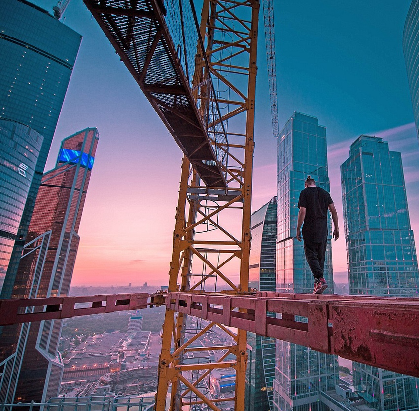 恐高癥慎入！俄羅斯小伙高空跑酷炫特技驚險(xiǎn)萬分