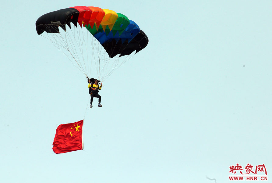 2015鄭州航展現(xiàn)場(chǎng)“仙女下凡” 觀眾直呼太贊了