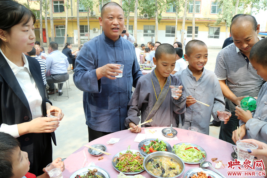 數(shù)百名少林武僧與家人團聚 跪謝父母現(xiàn)場痛哭 數(shù)百名少林武僧與家人團聚 跪謝父母現(xiàn)場痛哭