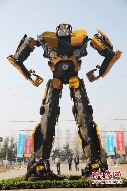 10月14日，一只高18米、寬8米的“變形金剛”矗立在河南省平頂山市寶豐縣一家企業(yè)門前。