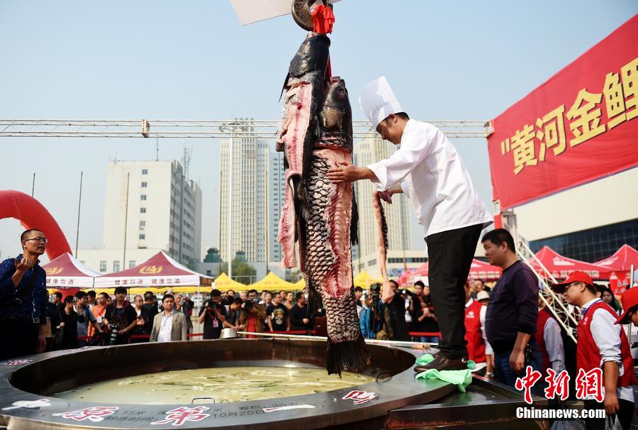 河南鄭州，一個直徑3.15米，深0.7米，可容納3噸高湯的“中原第一鍋”現(xiàn)場烹煮火鍋盛宴。