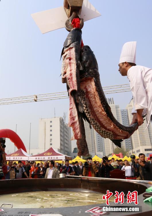 廚師對魚肉進行處理。 圖片來源：CFP視覺中國