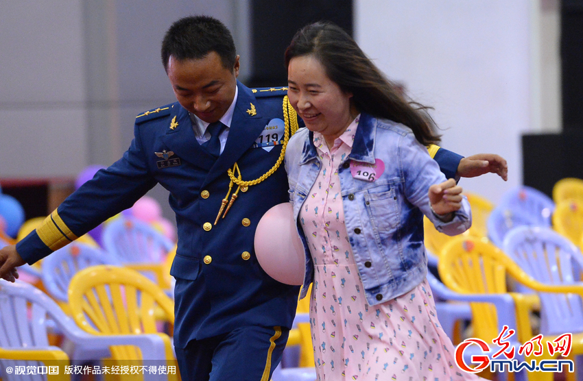 湖北武漢，“嫁人就嫁解放軍”，每年一屆的武漢軍旅姻緣會17日在駐漢空軍某指揮所文化活動中心舉行