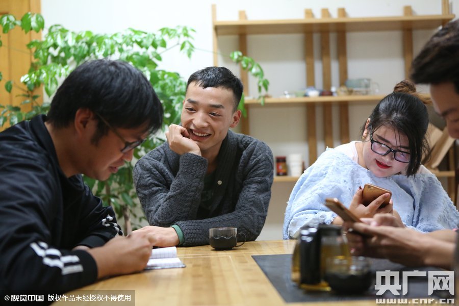 網(wǎng)絡(luò)紅人葉良辰現(xiàn)身浙江臺(tái)州，接受記者的專訪。