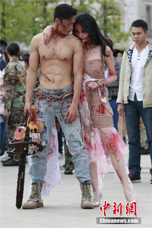 男神教師扮“鬼”學(xué)生稱其為“史上顏值最高男鬼”。何浠 攝