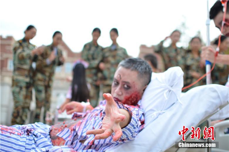 該校院長也參與其中，與學(xué)生共同嗨翻校園。 何浠 攝