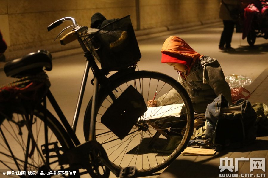 他的父母說，晚上回去晚，孩子的作業(yè)都是在這寫，做小生意不容易，孩子還陪著遭罪，經(jīng)常還有城管攆著不讓在這賣。