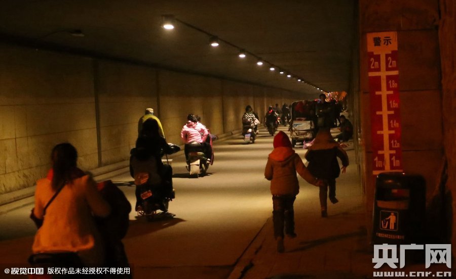 寫完作業(yè)，小一航與鄰居的小伙伴在大橋下玩耍。