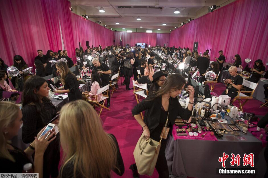 當?shù)貢r間11月10日，2015維多利亞的秘密年度內(nèi)衣秀在紐約上演，模特在后臺緊張地準備中。