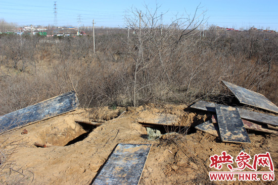 這次被盜的是位于北側(cè)的叔齊墓，墓塚上面有兩個(gè)盜洞，有十多米深。