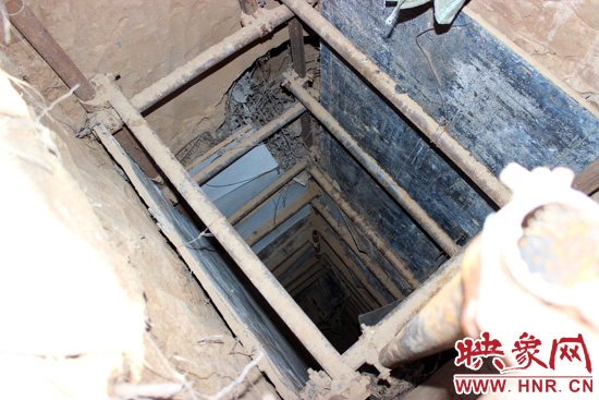 走上叔齊墓的頂端，可以清晰看到兩個(gè)沒有填土的坑洞，洞內(nèi)的四周從上往下放置著腳手架，深不見底。