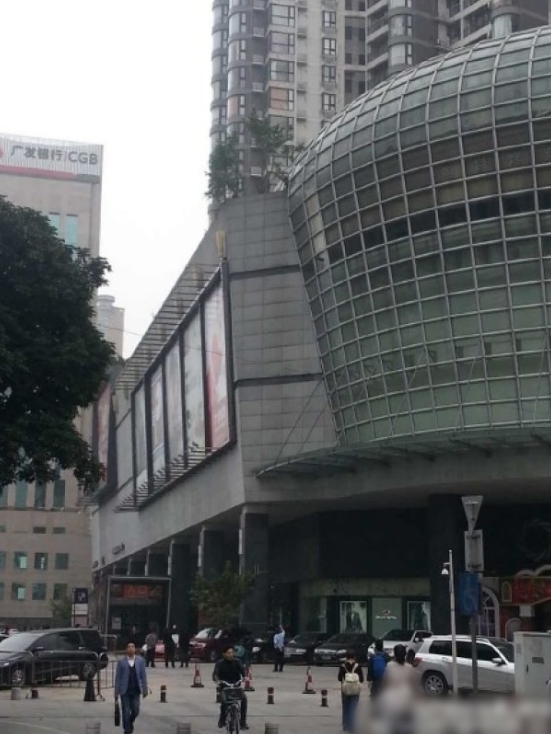 一輛停在停車位上的寶馬轎車，被墜落的樹枝砸中，樹枝徑直插入車內(nèi)，現(xiàn)場(chǎng)引發(fā)不少市民圍觀拍照。