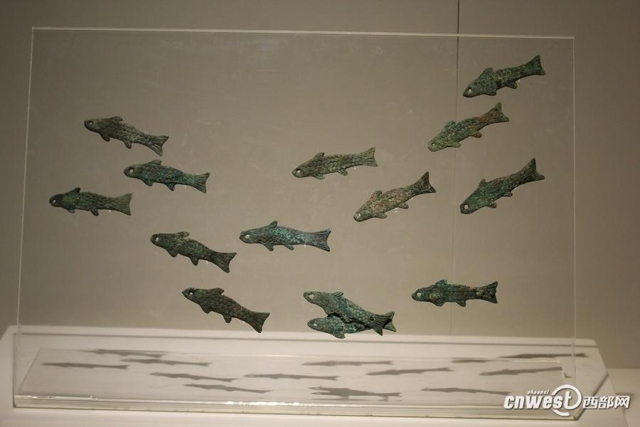 青銅魚符，有專家推測是覆蓋棺槨所用荒帷上懸掛的裝飾物。