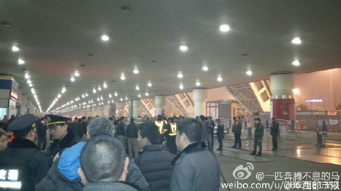 據(jù)現(xiàn)場(chǎng)網(wǎng)友表示：交警和出租車(chē)司機(jī)吵了起來(lái)。