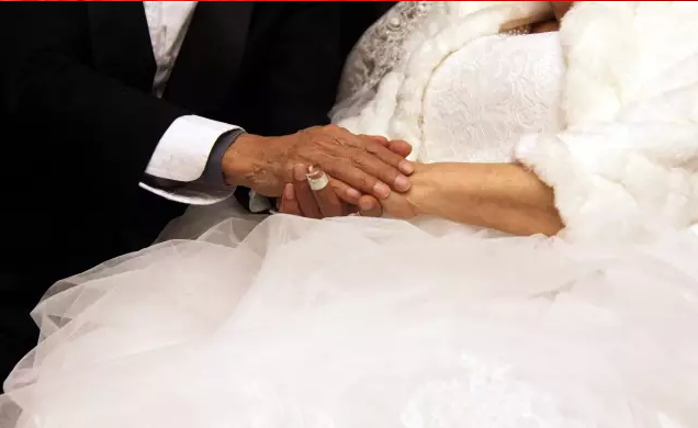 情人節(jié)最溫暖告白！84歲老人包下整樓示愛老伴