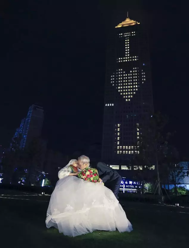 情人節(jié)最溫暖告白！84歲老人包下整樓示愛老伴