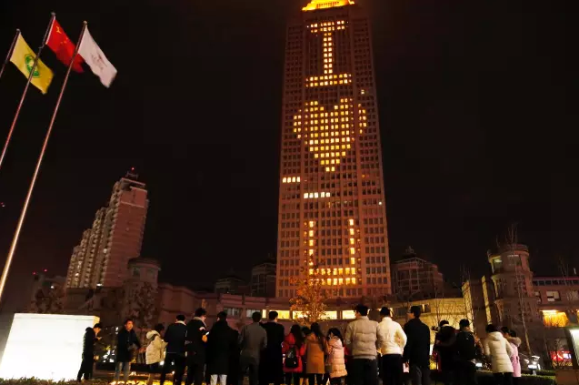 情人節(jié)最溫暖告白！84歲老人包下整樓示愛老伴