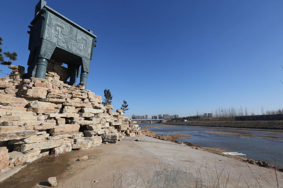 鄭州河邊建十米高銅鼎無防護 網(wǎng)友:不怕淹了？