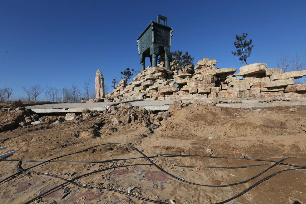 鄭州河邊建十米高銅鼎無防護 網(wǎng)友:不怕淹了？