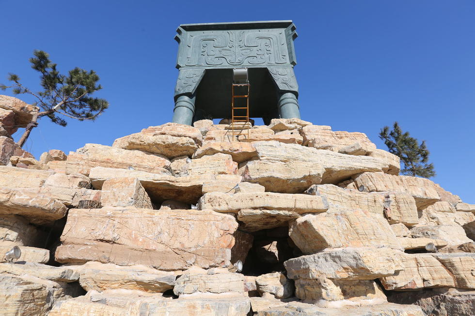 鄭州河邊建十米高銅鼎無防護 網(wǎng)友:不怕淹了？