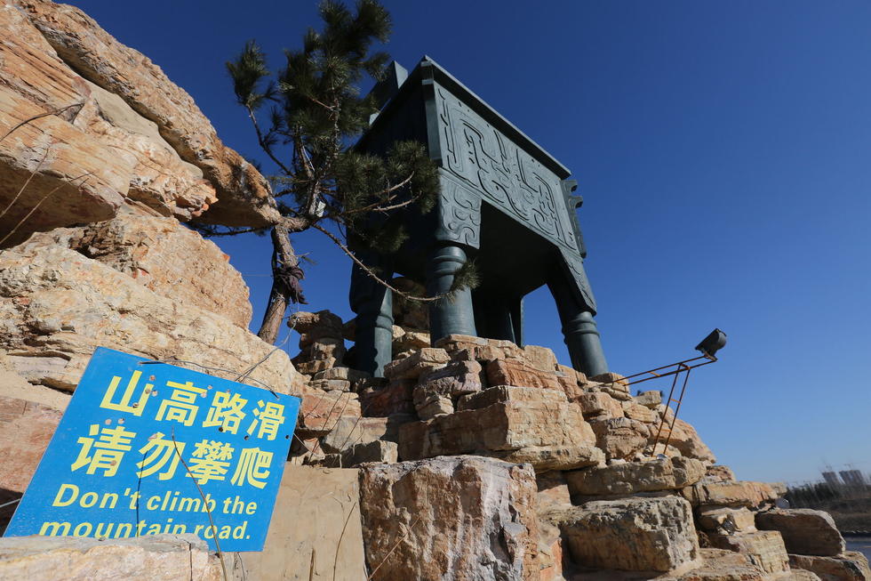 鄭州河邊建十米高銅鼎無防護 網(wǎng)友:不怕淹了？