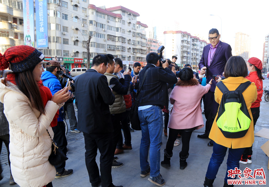 “亞洲第一巨人”張歡身高2.38米，在人群中非常出眾。