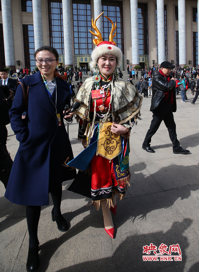 這位黑龍江代表團的人大代表，頭上高高的頭飾相當搶眼