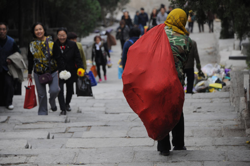 濟(jì)南公墓垃圾堆積如山 工人每天背4000斤 濟(jì)南公墓垃圾堆積如山 工人每天背4000斤