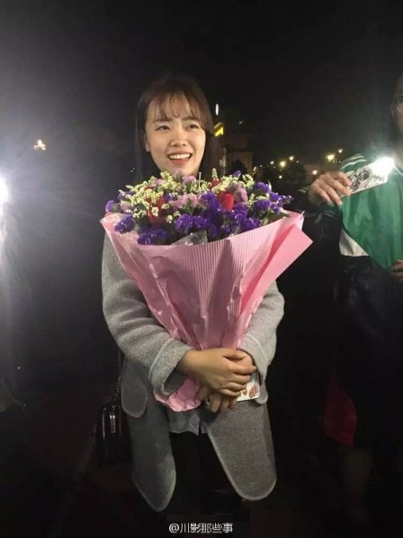 四川某高校全班男生單膝跪地 給女輔導(dǎo)員慶生 四川某高校全班男生單膝跪地 給女輔導(dǎo)員慶生