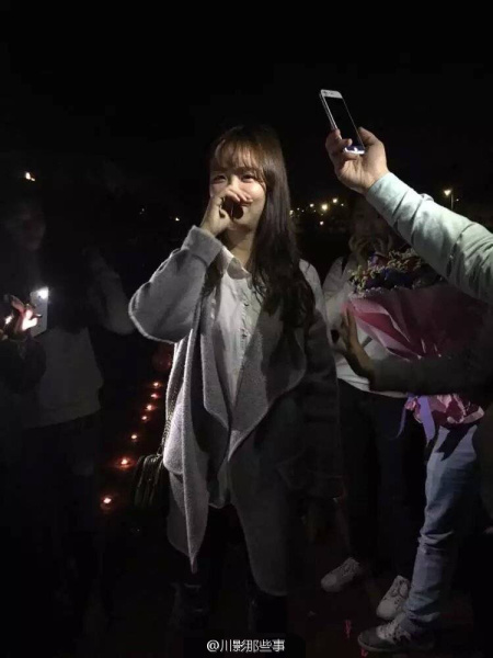 四川某高校全班男生單膝跪地 給女輔導(dǎo)員慶生 四川某高校全班男生單膝跪地 給女輔導(dǎo)員慶生