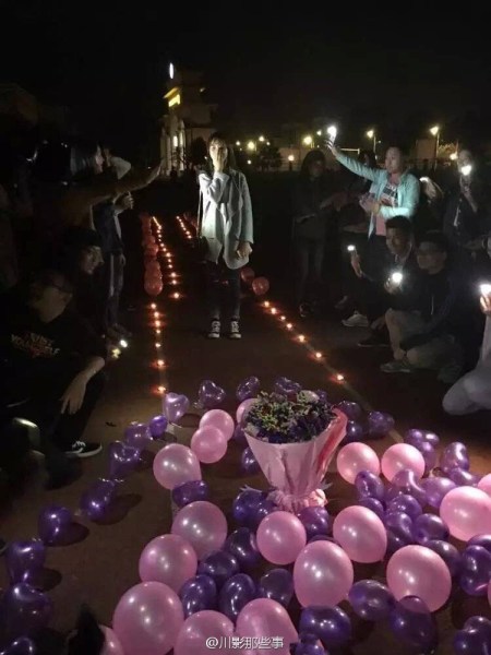 四川某高校全班男生單膝跪地 給女輔導(dǎo)員慶生 四川某高校全班男生單膝跪地 給女輔導(dǎo)員慶生