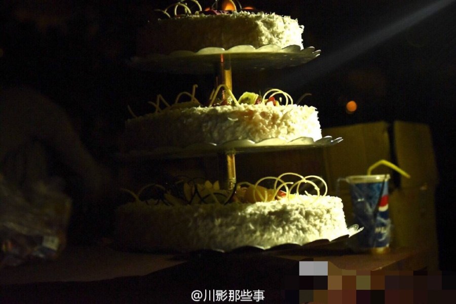 四川某高校全班男生單膝跪地 給女輔導(dǎo)員慶生 四川某高校全班男生單膝跪地 給女輔導(dǎo)員慶生