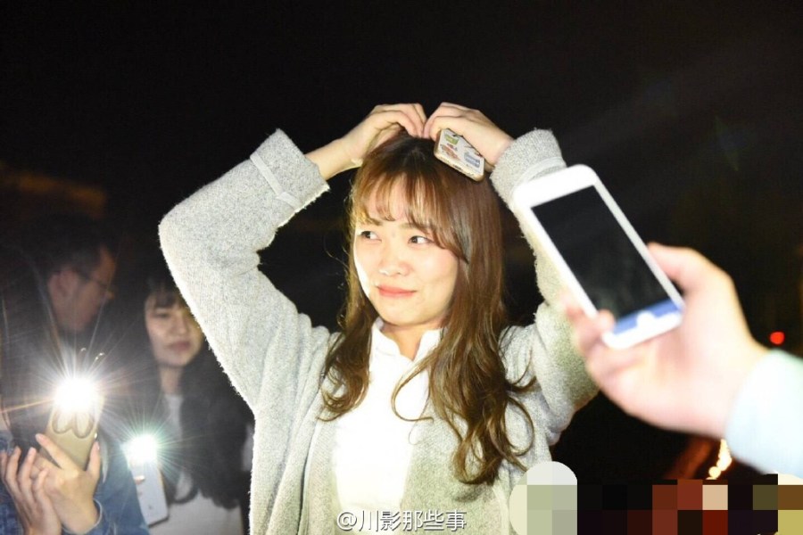 四川某高校全班男生單膝跪地 給女輔導(dǎo)員慶生 四川某高校全班男生單膝跪地 給女輔導(dǎo)員慶生